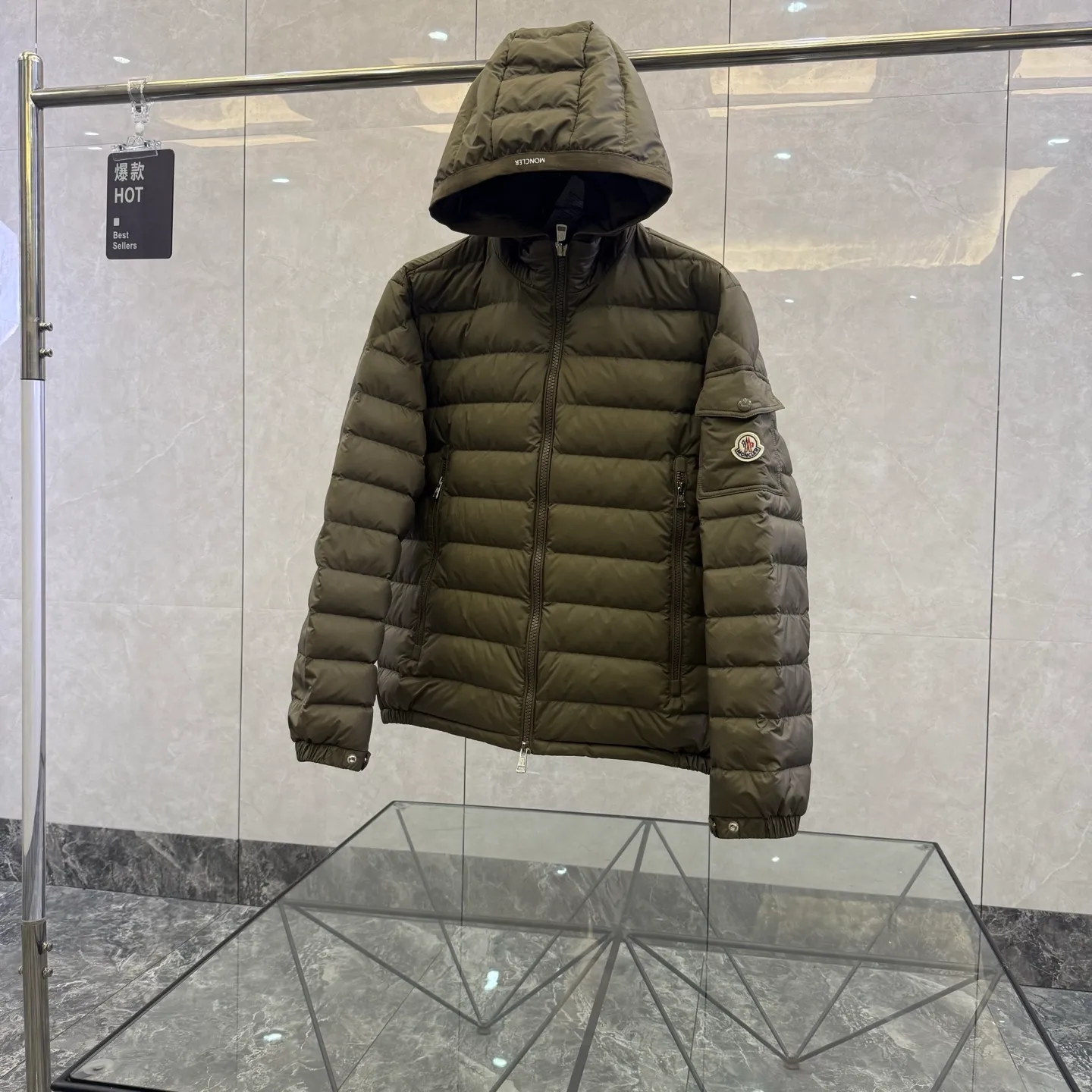 Moncler Classic“ ” 。 ， ， ： ， ， 。 YKK ： ， ， 。 ： Moncler ， ， 。 ：Black Gray Green Size：12345 👉